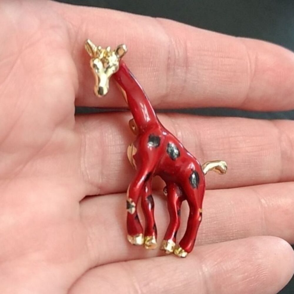 Gold tone spotted giraffe brooch vintage